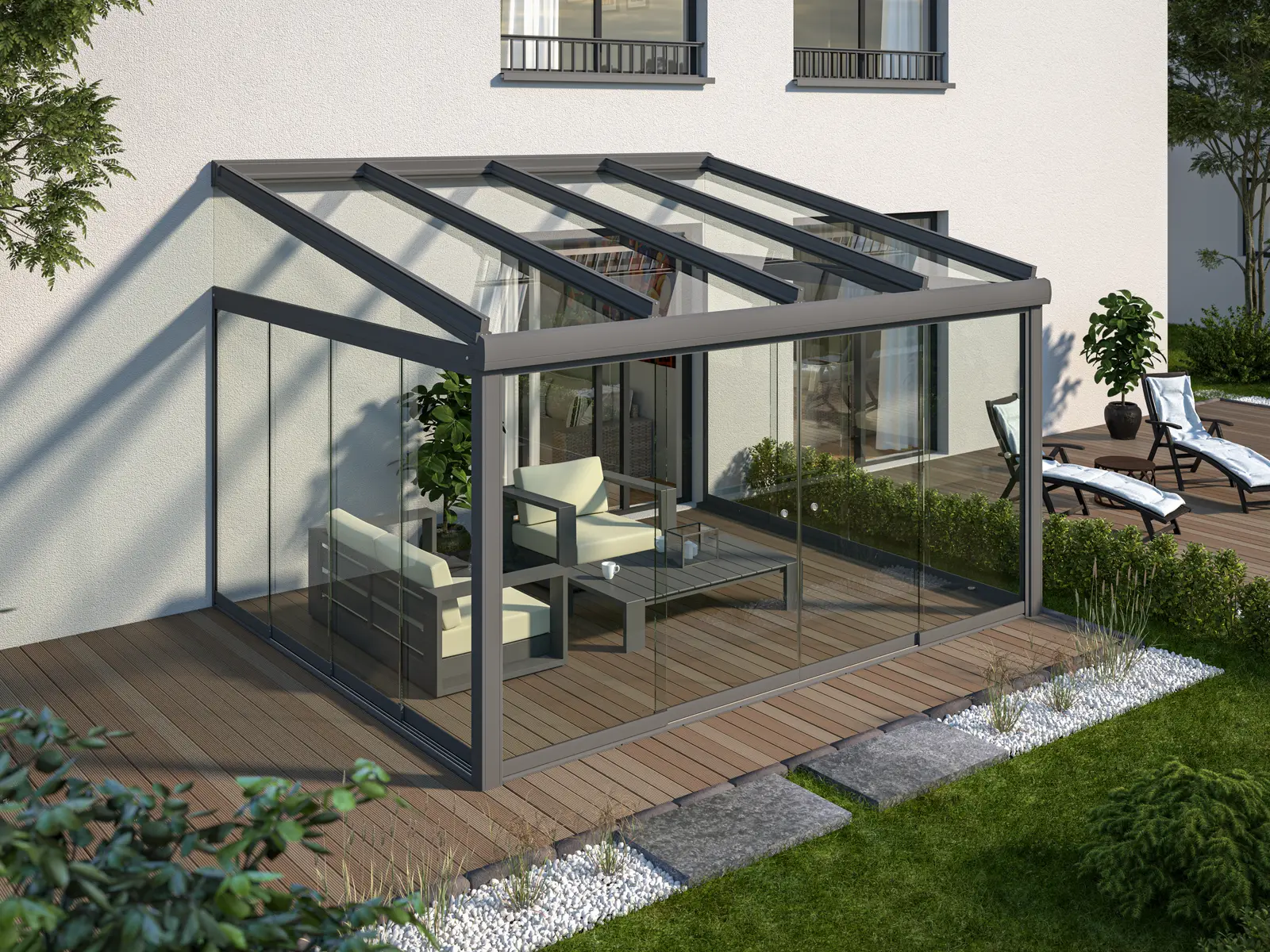 Terrasse mit Glasdach, rundum mit Glasschiebewänden geschlossen, darin eine Sitzgruppe