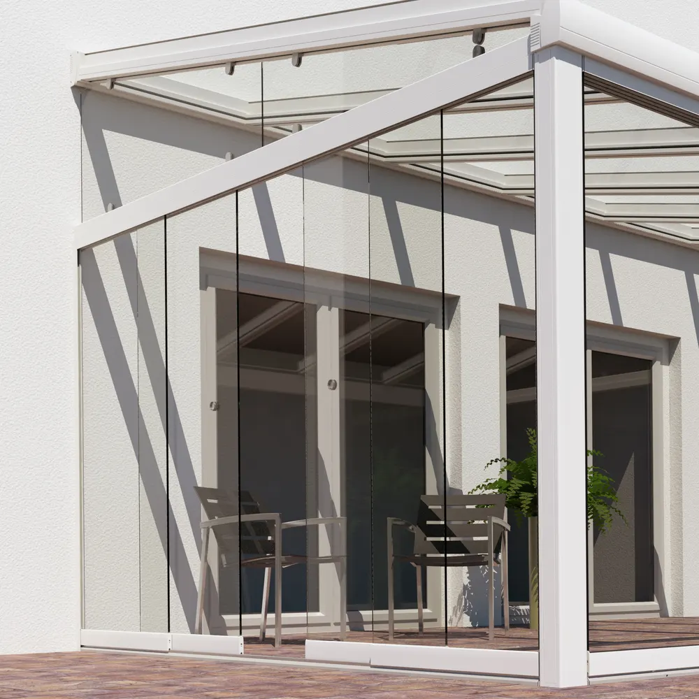 Weiße Glasschiebewände unter einem Terrassendach, zur Mitte hin geöffnet