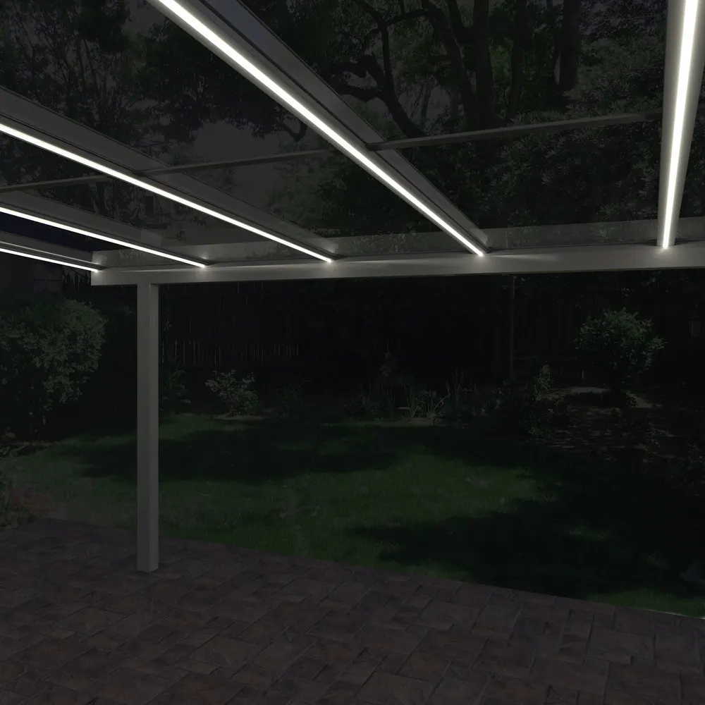 LED-Lichtbänder in den Sparren eines Glasdachs bei Nacht