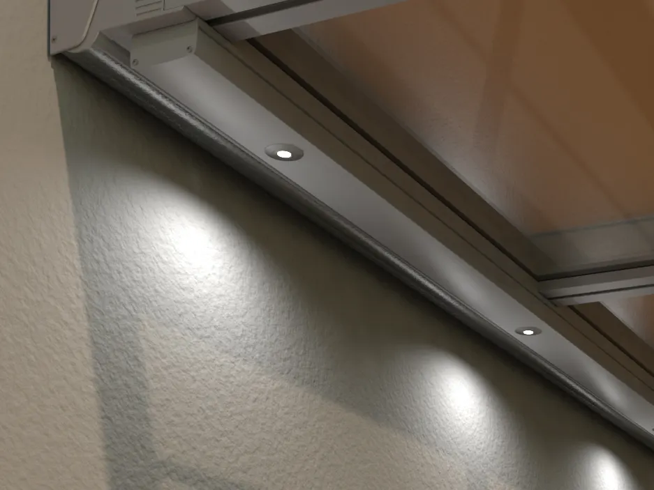 LED-Spots im Rinnenprofil einer Überdachung, Lichtkegel auf der Hauswand