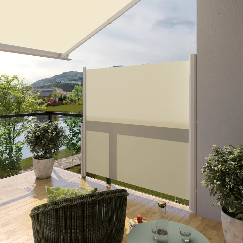 Ausgezogene Seitenmarkise als Sichtschutz auf einer Terrasse mit Seeblick