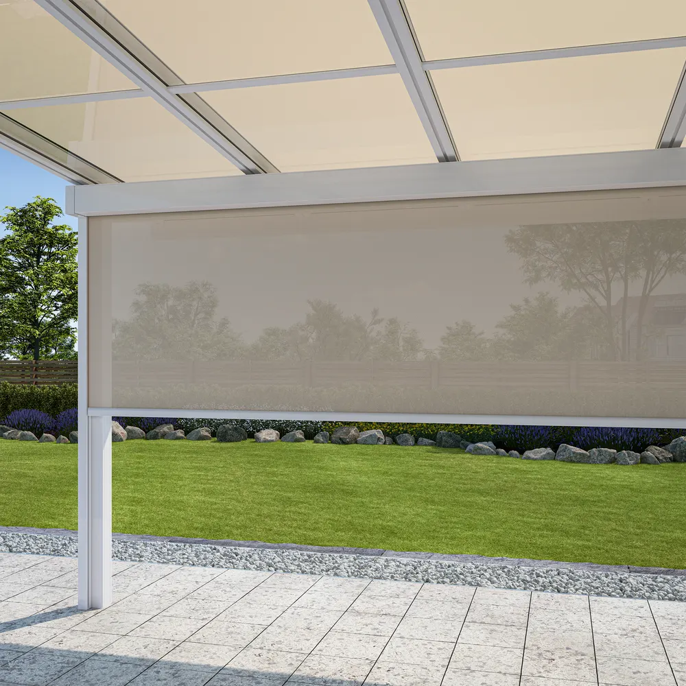 Senkrechtmarkise zwischen den Pfosten eines Glasdachs, halb heruntergelassen