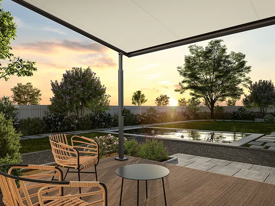 Blick unter dem Tuchdach einer Pergola auf Holzterrasse, Gartenteich und Abendhimmel