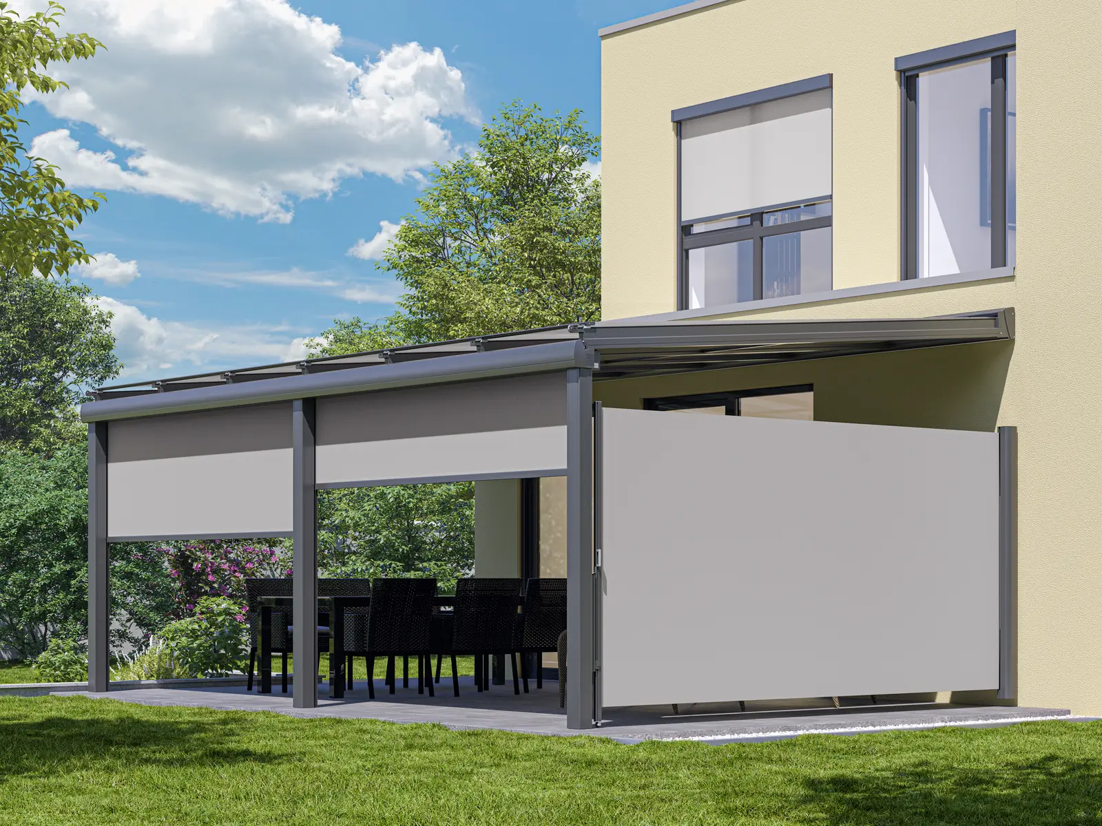 Glasdach mit heruntergelassener Senkrechtmarkise und fester Seitenwand an einem Wohnhaus